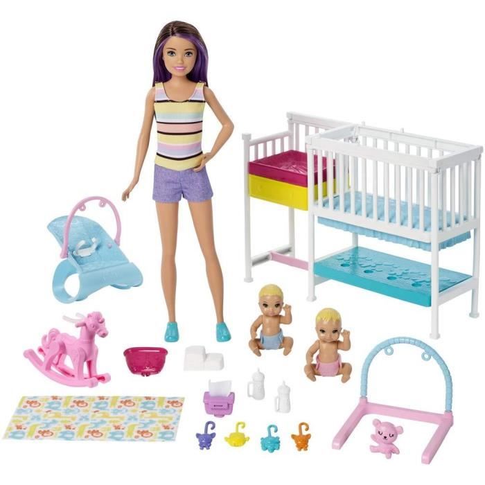 Barbie Famille coffret Chambre des jumeaux, poupée Skipper baby-sitter aux cheveux châtains, 2 figurine d'enfants et accessoires,