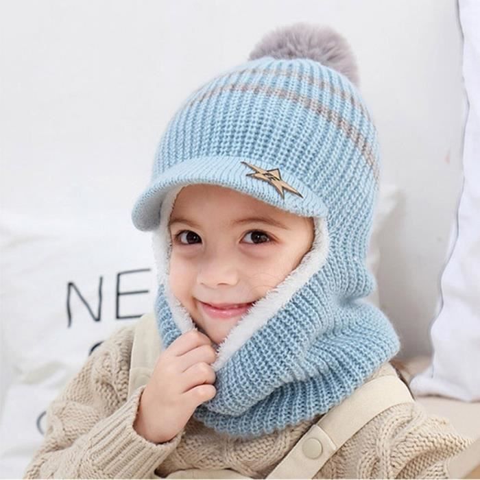 Hiver Enfant Garçon Boire Du Thé Ou Du Café. Vêtements D'hiver. Pull,  Bonnet Et écharpe