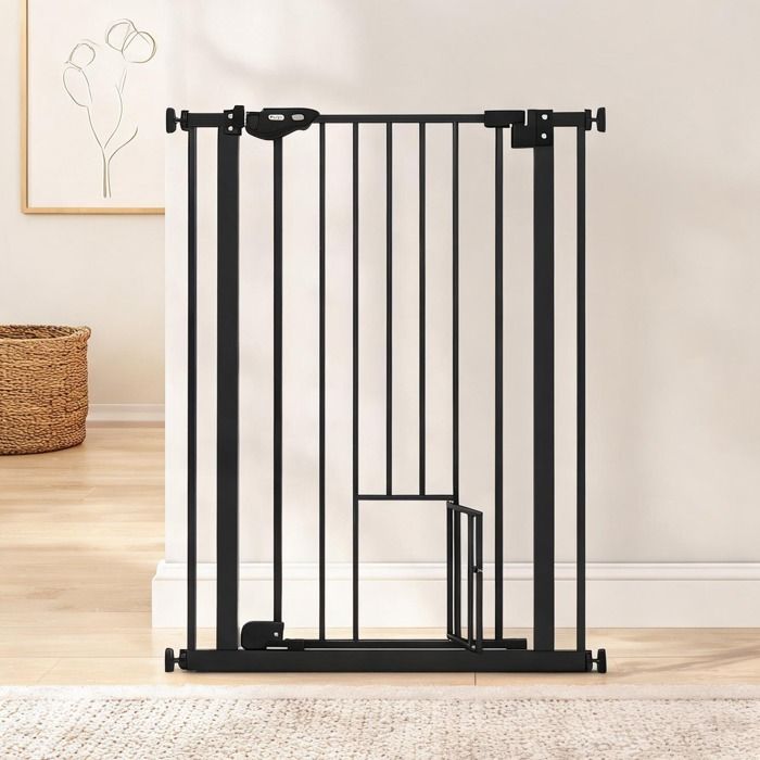 Barrière de sécurité pour animaux en acier noir avec porte à double verrouillage et chatière intégrée hauteur 104 cm largeur