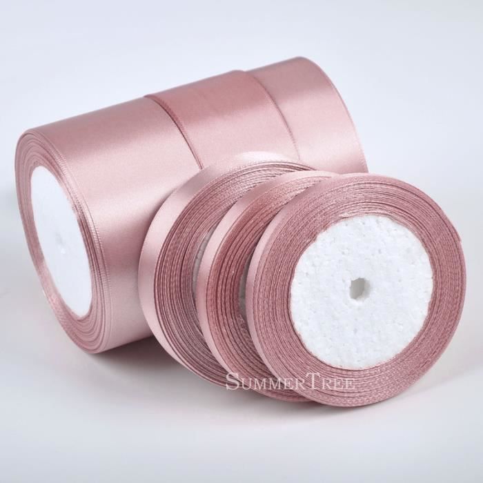 Une Femme Souriante Avec Un Ruban De Satin Rose Symbolisant La Journée Internationale Du Cancer Du Sein | Vecteur Premium