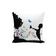Housse De Coussin Silhouette Enfant Et Papillons Dans Un Pre
