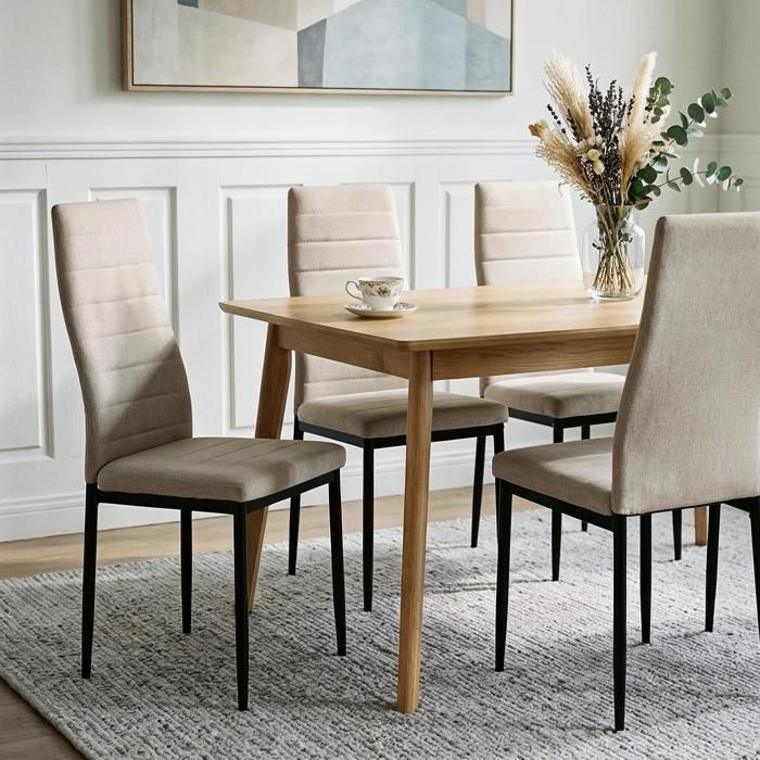 Lot de 4 Chaises de Salle à Manger NATHALIE Rembourrées avec Revêtement en Tissu Beige et Piètement Métallique Couleur Noir Lot de 4 Chaises de Salle à Manger NATHALIE Rembourrées avec Revêtement en Tissu Beige et Piètement Métallique Couleur Noir