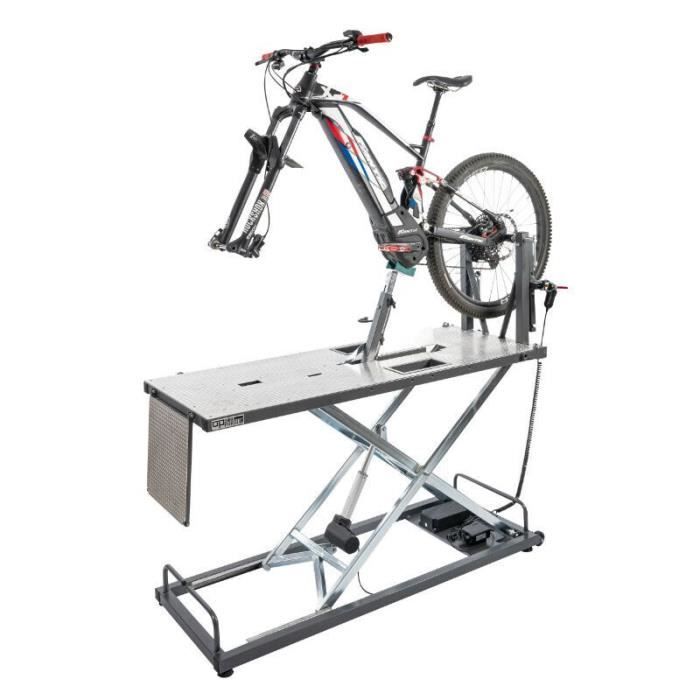 Kit De Réparation De Pneus De Vélo Et Outils Sur Une Table D'atelier