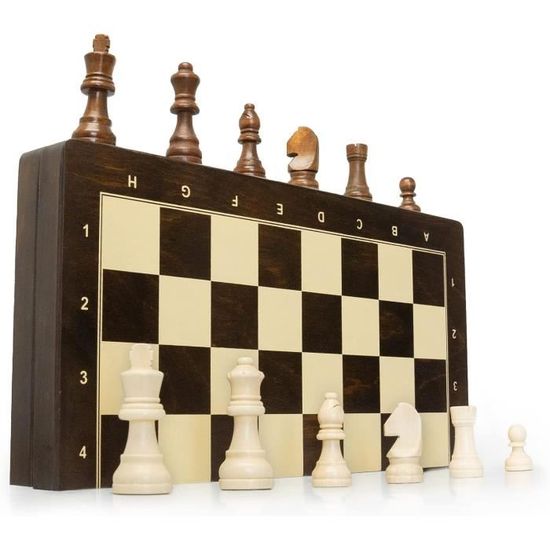 Pièces d'échecs en bois sculptées à la main avec échiquier