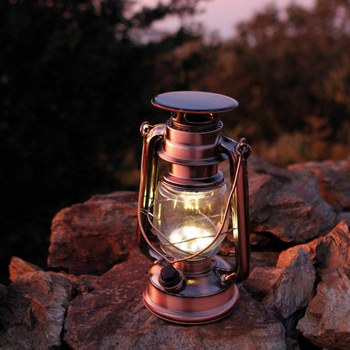 Lampe tempête solaire - NATURE ET DÉCOUVERTES - Recharge solaire et USB - Intensité réglable - 15 LEDs - 58 lumens Lampe tempête solaire - NATURE ET DÉCOUVERTES - Recharge solaire et USB - Intensité réglable - 15 LEDs - 58 lumens