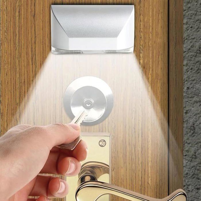 Lampe de porte dentrée alimentée par piles avec détecteur de mouvement automatique et 4 LED.