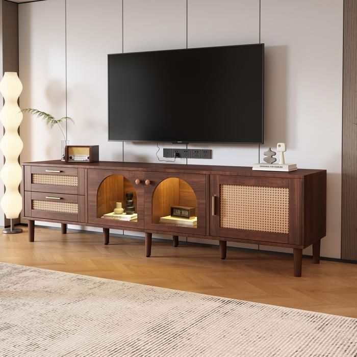 Meuble TV marron de 180 cm pour téléviseur jusquà 80 pouces avec 2 tiroirs en rotin 2 portes vitrées et 1 porte.