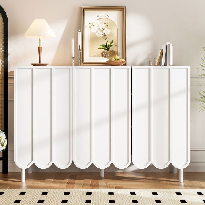 Buffet Blanc avec Portes Ondulées Système Push-to-Open et Pieds Centraux Réglables Buffet Blanc avec Portes Ondulées Système Push-to-Open et Pieds Centraux Réglables