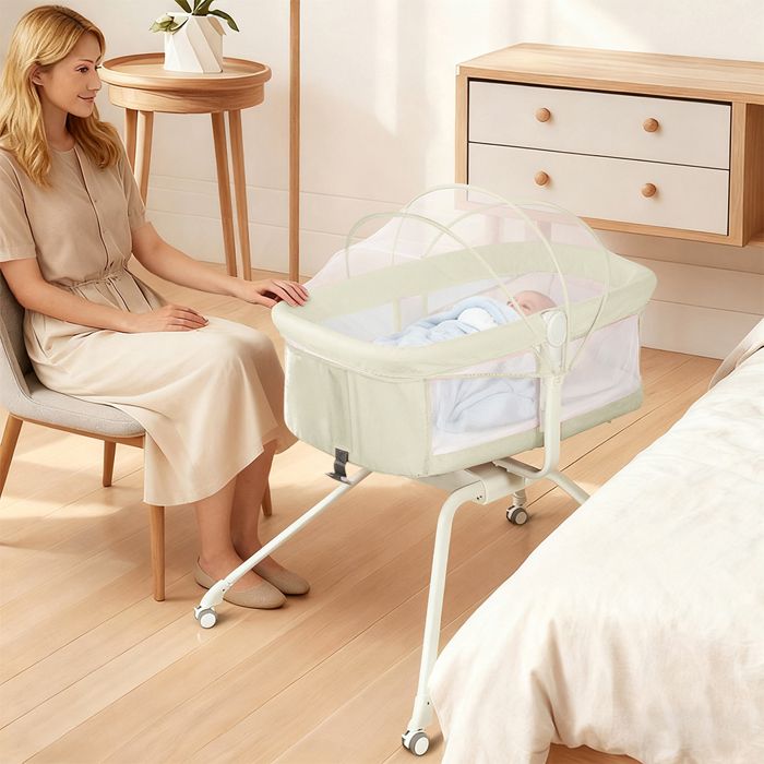 Lit bébé portable Petit format avec roulettes berceau équipé de roulettes blanc cassé.