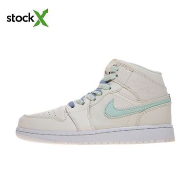 Baskets Femme Nike Air Jordan 1 Mid Affectionate Couple Beige en