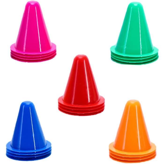 Cônes De Signalisation Orange En Plastique Sont Au Stade De La Preparation A La Competition Pour Le Levage Des Poids 144997816