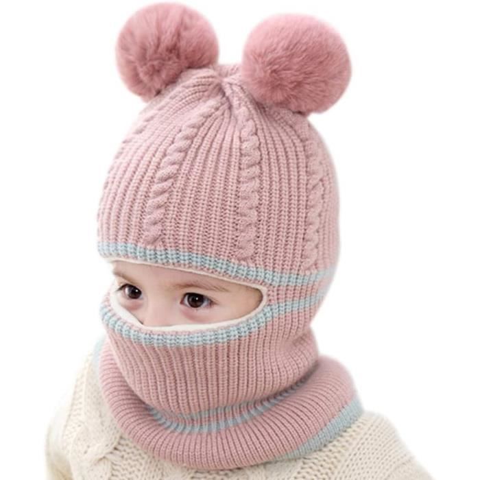 Enfant Garçon 2-3 ans en hiver à l'extérieur en bonnet de laine