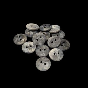 103 MERCERIE ANCIENNE  BOUTON COUTURE gris lamelle 3,8 cm