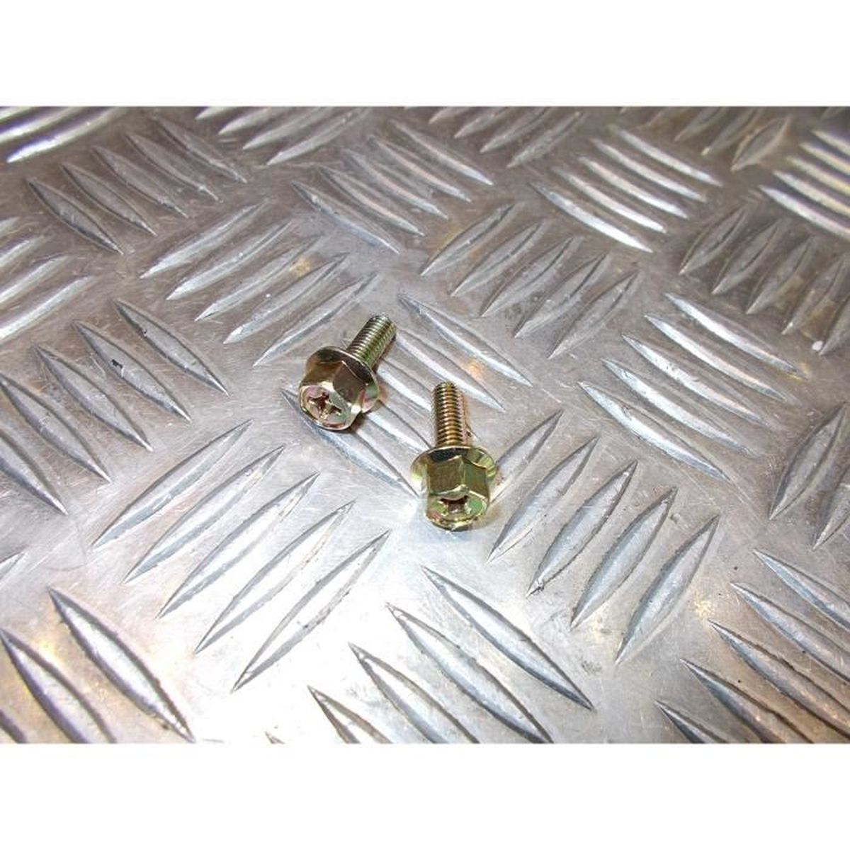 Vis Pour Pot D'échappement AYP, Husqvarna, Jonsered - Référence 532192334 Pour Moteur Briggs & Stratton Série 31