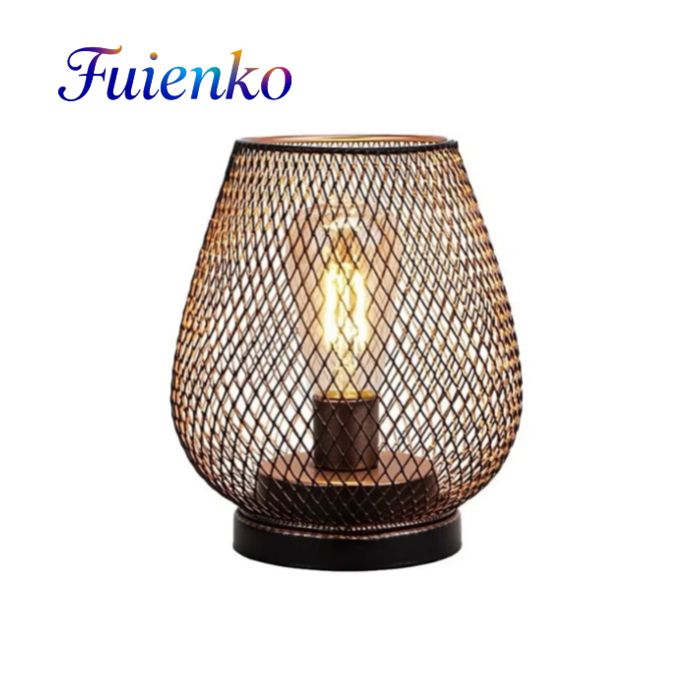 Lampe de table dintérieur FUIENKO — une lampe LED fonctionnant sur piles dotée dun abat-jour en maille métallique