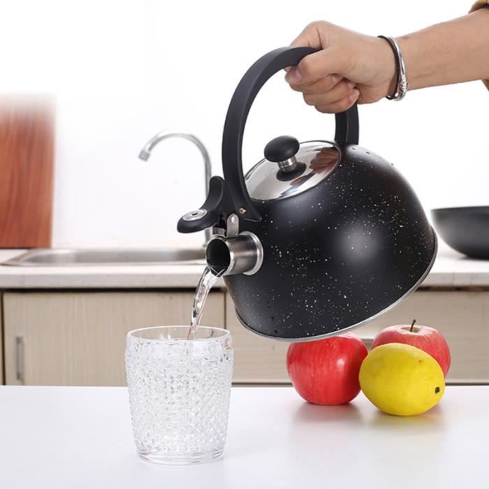 bouilloire bouillante dans la cuisine