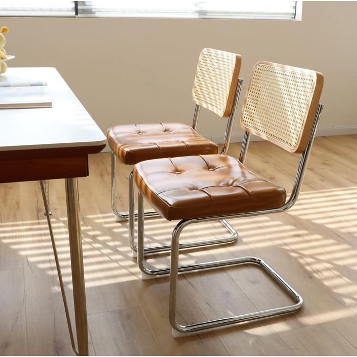 Lot de 2 chaises de salle à manger design cantilever. empilables. structure acier chromé. assise simili cuir marron