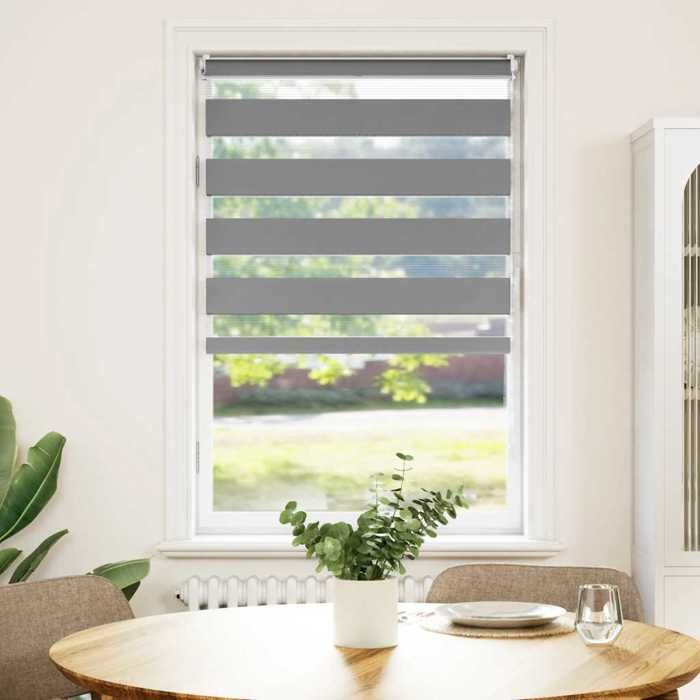 Store à rouleau - Happiness - 70x120 cm - Gris - Polyester 100% - Diamètre barre 18 mm - Chaîne 2 m - Facile à installer Store à rouleau - Happiness - 70x120 cm - Gris - Polyester 100% - Diamètre barre 18 mm - Chaîne 2 m - Facile à installer