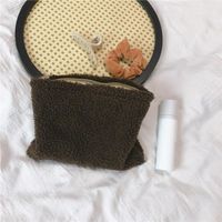 brun sac de maquillage en laine d'agneau pour femmes, 1 pièce, mode, couleur unie, sac à cosmétiques en laine