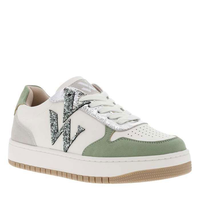 Tennis de couleur vert amande et blanche plates et fermeture à lacets