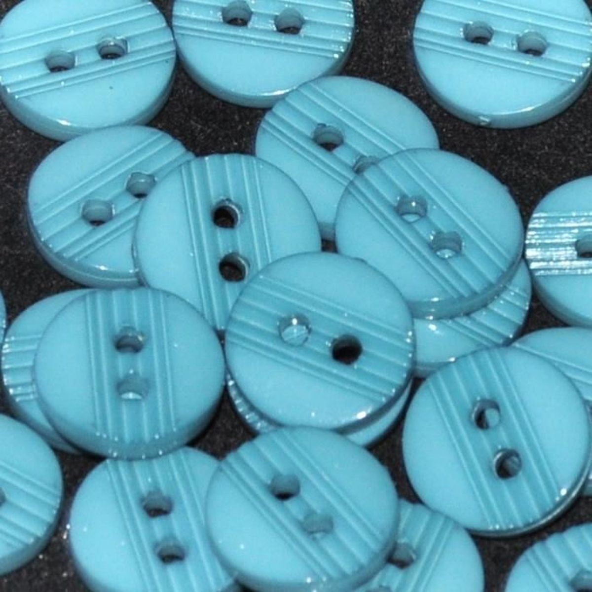 Lot De 5 Boutons Plastique Bleu Dégradé – Diamètre 22 Mm, Plat 2 Trous, Occasion
