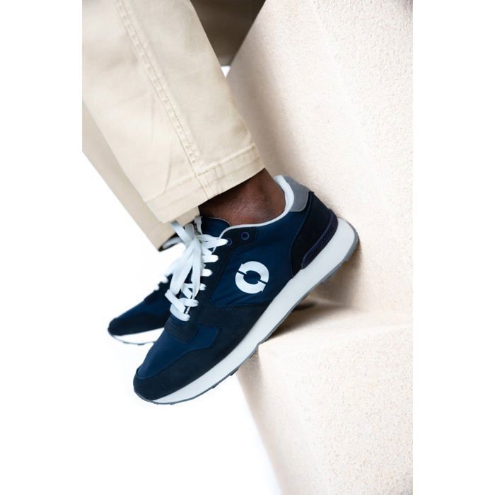 Baskets running bleu marine à semelle blanche et à semelle