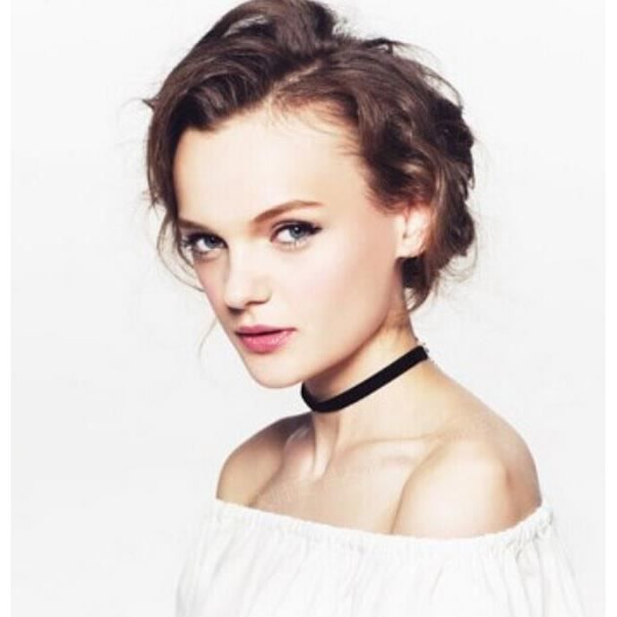 collier ras du cou noir