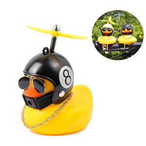 Caoutchouc Canard Jouet Voiture Ornements Bébé Jouet avec Lumière Décorations de Tableau de Bord Voiture de Canard Jaune avec Casque Dhélice Cool Lunettes de Soleil Décorations Corne de Canard Cool 
