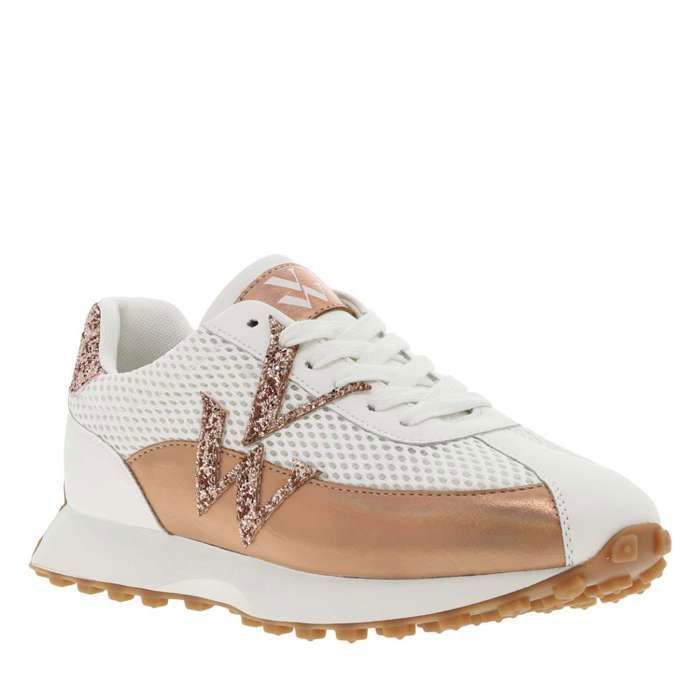 Baskets running or plates avec le monogramme doré sur le côté et à lacets