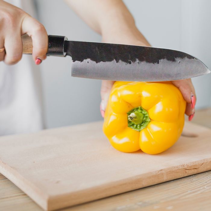 Fishtec Couteau Cuisine De Chef 18 Cm - Lame Acier Japonais Martelé 2.5 Mm Robustesse 58 HRC - Couteau Professionnel Tout Usage - Manche En Palissandre - Coffret Cadeau En Bois