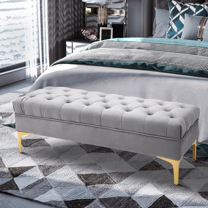 Banc banquette design capitonnée bout de lit grand confort revêtement velours rembourré mousse pieds métal chromé gris clair doré