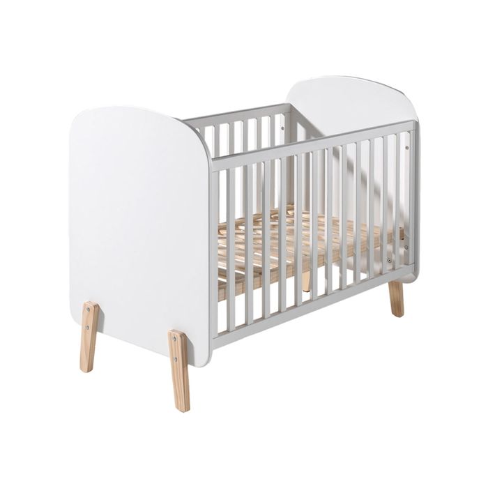 Lit bébé blanc Kiddy aux pieds naturels, design scandinave. Adapté à un matelas 60x120 cm.