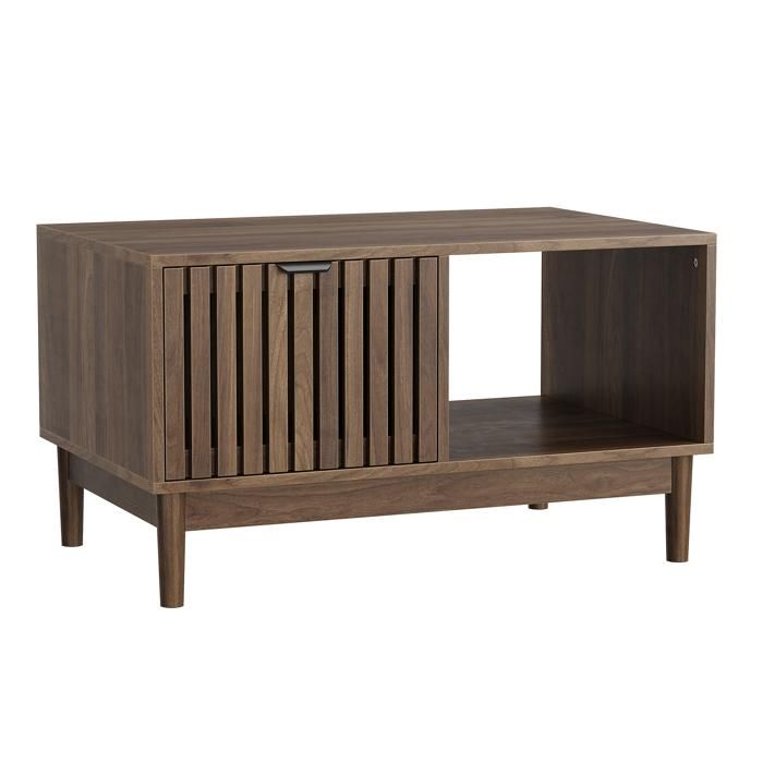 Table basse de 80 cm table de salon centrale structure en treillis avec tiroirs étagères ouvertes couleur noyer.