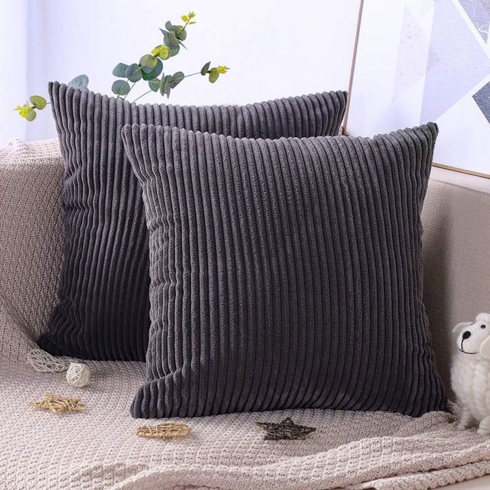 Lot de 2 housses de coussin en velours côtelé 45x45 cm noires canapé voiture et maison Lot de 2 housses de coussin en velours côtelé 45x45 cm noires canapé voiture et maison