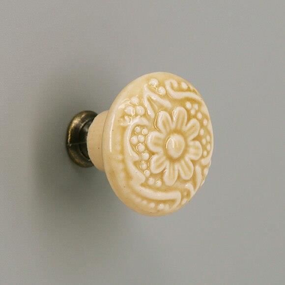 Bouton de meuble en porcelaine grande fleur noire pétales vertes Le