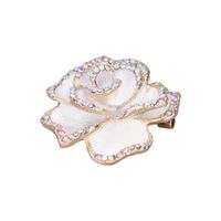 LAM-Qiilu Broche Broche Broche Pin Camellia Forme Élégant Exquis Strass Embelli Broche pour Femmes Vêtements Soie Foulard Décoration