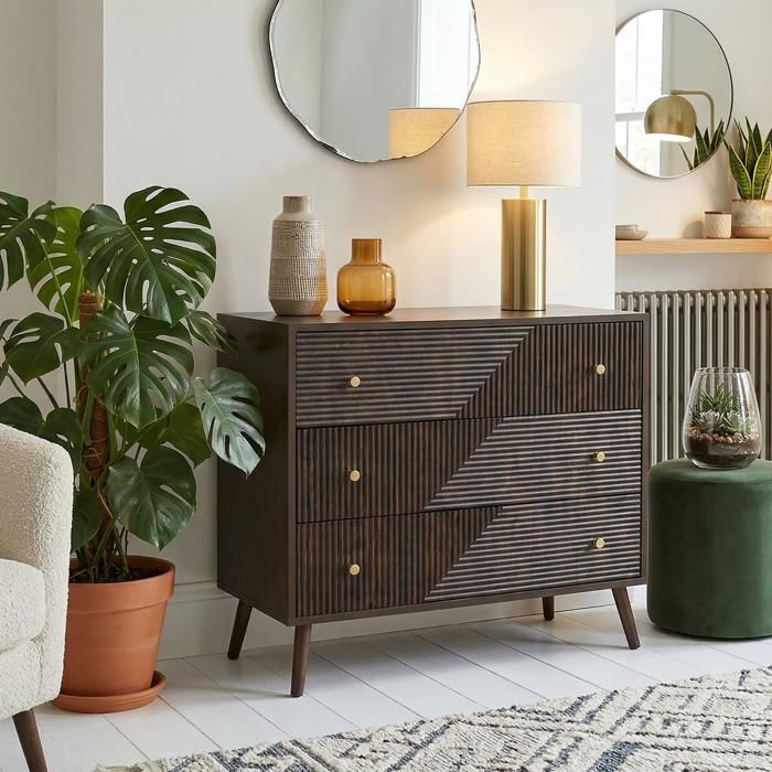 Commode LIVIA L 80 cm avec 3 Tiroirs en Bois Brun Foncé Poignées Rondes en Métal Design Rétro-Chic avec Relief Géométrique Commode LIVIA L 80 cm avec 3 Tiroirs en Bois Brun Foncé Poignées Rondes en Métal Design Rétro-Chic avec Relief Géométrique