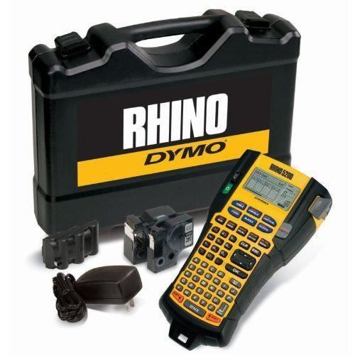 DYMO - Kit Rhino 5200 - Etiqueteuse électronique Ruban flexible Nylon Etui 6 piles AA adaptateur secteur 1 ruban polyester