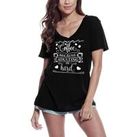Femme Tee-Shirt Col V Du Café Parce Que C'Est Dur D'Être Adulte – Coffee Because Adulting Is Hard – T-Shirt Vintage Noir