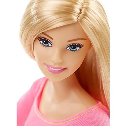 Barbie Made to Move poupée articulée danseuse moderne ultra flexible avec  cheveux roses, t-shirt et jean, avec une enceinte violette, jouet pour  enfant, FJB19 : : Jeux et Jouets