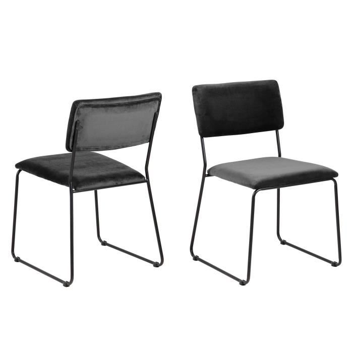 cette chaise nelly aux pieds noir mat en métal s'intègre sans effort dans tout intérieur moderne. le revêtement de la chaise en