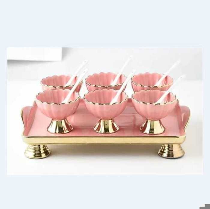 COUPELLES A GLACE - 6 coupelles a glace - 6 petits cuillères - un plateau a pieds -couleur rose et doré