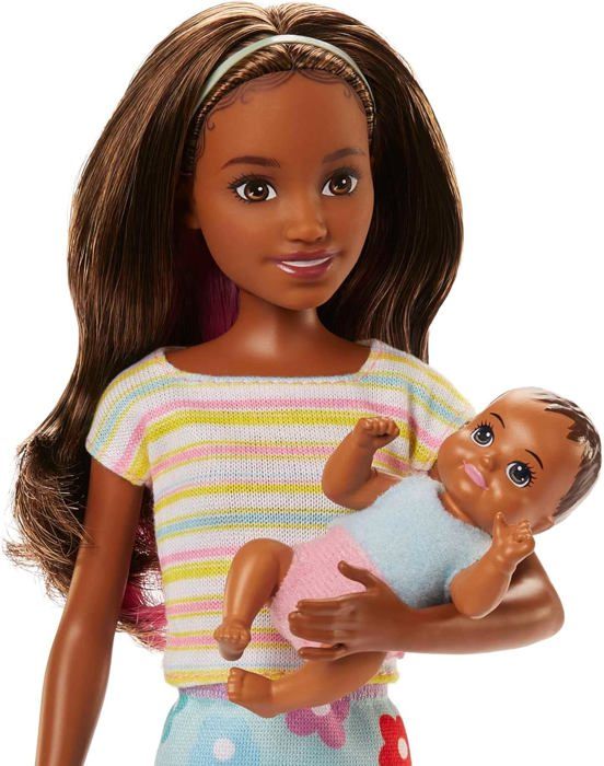 Barbie Coffret Barbie Skipper Baby-Sitter Château Gonflable avec Poupée