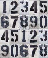 papier peint panoramique numéros peints à l'aérosol sur un mur de béton noir et blanc - 250 x 279 cm - 157710