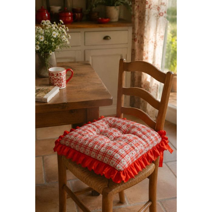 Galette de chaise 40 x 40 cm en coton à carreaux avec volant uni – Épaisse et moelleuse - Taille: 40x40cm - Coloris: Rouge Galette de chaise 40 x 40 cm en coton à carreaux avec volant uni – Épaisse et moelleuse - Taille: 40x40cm - Coloris: Rouge