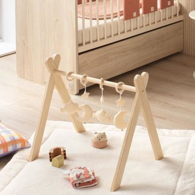 SKIKHN Arche D’Éveil En Bois Pour Bébé – Lot De 4 Jouets à Suspendre – Poussette, Siège Auto, Lit – Dès 0 Mois – Gris