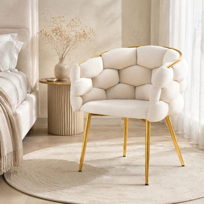 Chaise en velours beige – structure métallique dorée – accoudoirs – charge 150 kg
