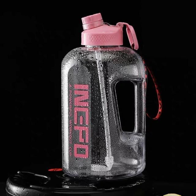 Bouteilles d'eau gravées avec de la paille, Bouteille d'eau isotherme personnalisée, Nom de la bouteille d'eau, Bouteille d'eau personnalisée, Cadeau pour elle, Cadeau pour lui - Canada