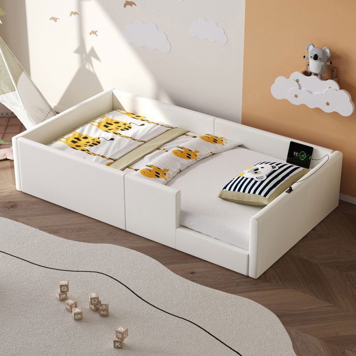 Lit plateforme rembourré 90x200 cm avec barrière de sécurité et station de recharge – Blanc (matelas non inclus)