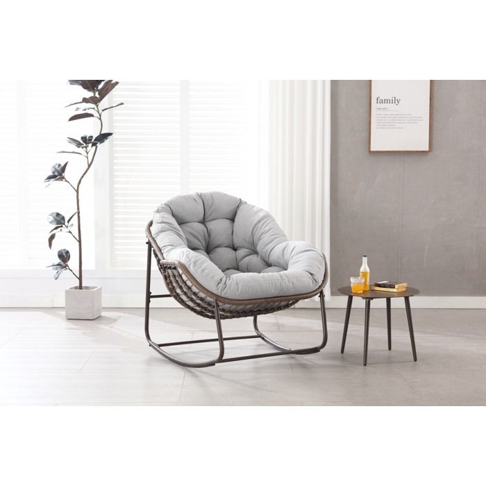 Fauteuil à bascule œuf en résine tressée gris clair avec coussin épais structure en acier assise extra large intérieur extérieur